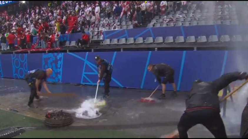 Se você acha que é só no Brasil que existe chafariz dentro do estádio por causa de cobertura da arquibancada que tá ruim? Então você achou errado!