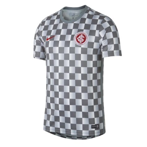 Não é uma bandeira quadriculada da Fórmula 1, é a camisa de pré-jogo do Inter para a temporada 2019. Eu realmente não sei o que se passou na cabeça do estilista que achou que ISSO AQUI ficaria legal.