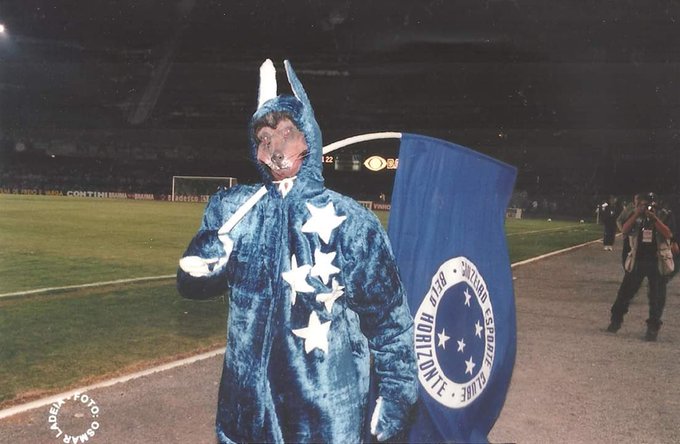 O Cruzeiro dos anos 90 dava um show, mas se teve um motivo do torcedor cruzeirense não dormir depois de assistir um jogo no Mineirão, foi ter visto o 'Raposão' da época.