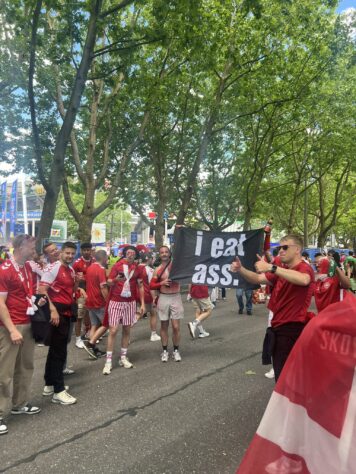 Pelo visto, os dinamarqueses foram bem 'animadinhos' pra acompanhar a Eurocopa, na Alemanha. Eu não vou traduzir o que colocaram no cartaz, vocês que se virem pra saber o que é, kkkkkk!  