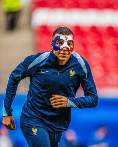 Com o nariz quebrado, Mbappé vai ter que jogar mascarado o resto da Euro 2024. Relembre outros atletas que passaram por situação parecida: