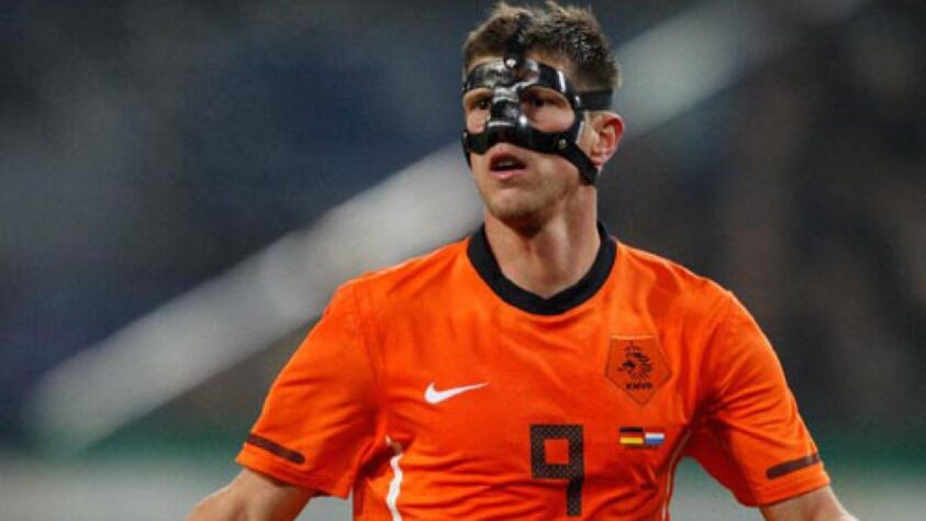 Huntelaar, jogou a Copa de 2010 com a máscara.