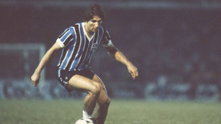 Renato Gaúcho - O ídolo máximo do Grêmio, teve três passagens pelo clube gaúcho e marcou 75 gols oficiais. O craque defendeu o Flamengo por quatro ocasiões e marcou 68 gols oficiais.