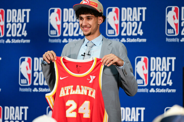 O draft da NBA é um evento anual onde 30 times da NBA podem recrutar jogadores que são elegíveis para ingressar na liga e na sua carreira profissional de basquete. A temporada 2024/25 da NBA começa dia 22 de outubro; confira alguns dos melhores drafts da história