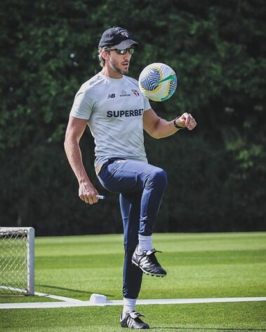 Após o empate em 2 a 2 com o Corinthians, Zubeldía chegou a marca de 12 partidas sem derrotas à frente do comando técnico do São Paulo. Com isso, o argentino supera Dorival Júnior, hoje na Seleção Brasileira, que ficou invicto por 11 partidas em 2023. Por conta disso, o Lance! separou as maiores sequências de invencibilidade de treinadores do Tricolor na história. Confira! 