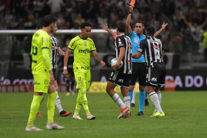 Diante da expulsão de Hulk, relembramos outros jogadores que receberam cartões vermelhos por reclamações contra a arbitragem ou que foram punidos fora de campo por manifestações contra os juízes.