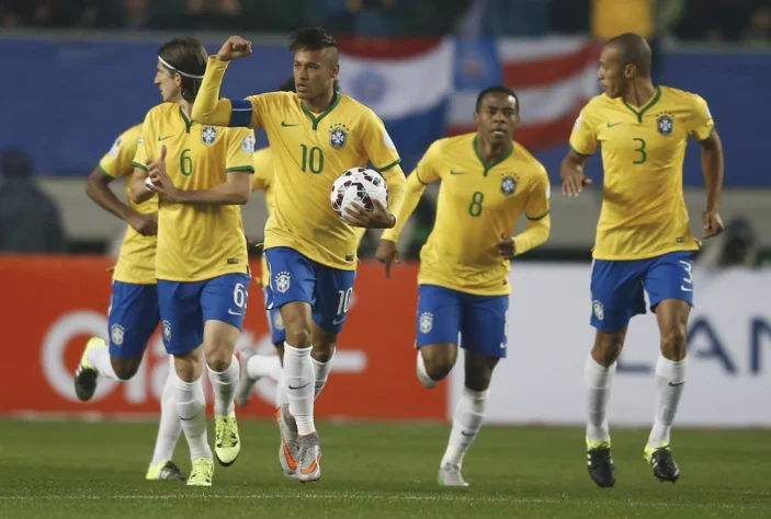 Copa América de 2015 (Chile). 14 de junho - Brasil 2x1 Peru. GOLS: Neymar e Douglas Costa (BRA); Cueva (PER).