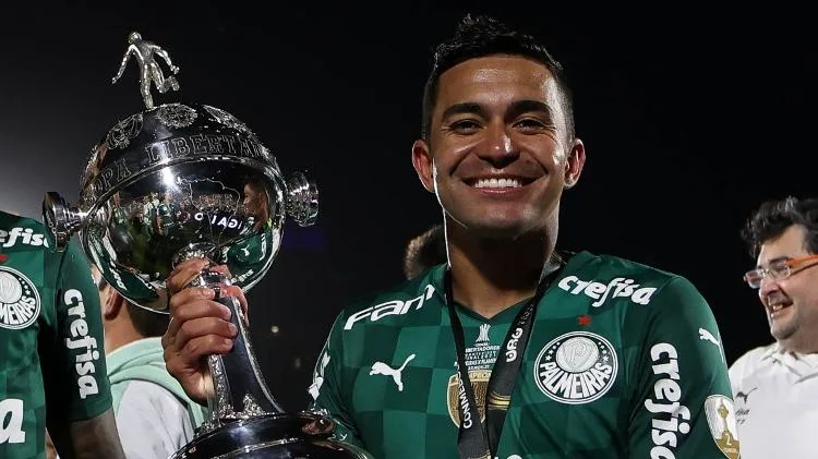 Recentemente, o Cruzeiro anunciou por meio de suas redes sociais a contratação do atacante Dudu. O jogador teria recebido um contrato de 5 anos, mais um aumento salarial, em relação ao que ele recebe no Palmeiras. No entanto, após ver a repercussão negativa, Dudu mudou de ideia e afirmou que fica no Verdão. A grande questão é a seguinte: a presidente do Palmeiras, Leila Pereira, concedeu uma entrevista ao SporTV, nesta segunda-feira (17), onde afirmou que espera que o atacante cumpra o acordo que fez com Verdão e Cruzeiro. Com isso, uma possível saída de Dudu do Palmeiras segue sendo algo muito real. Veja ao lado o retrospecto de cada temporada do ídolo Alviverde com a camisa do Palmeiras.