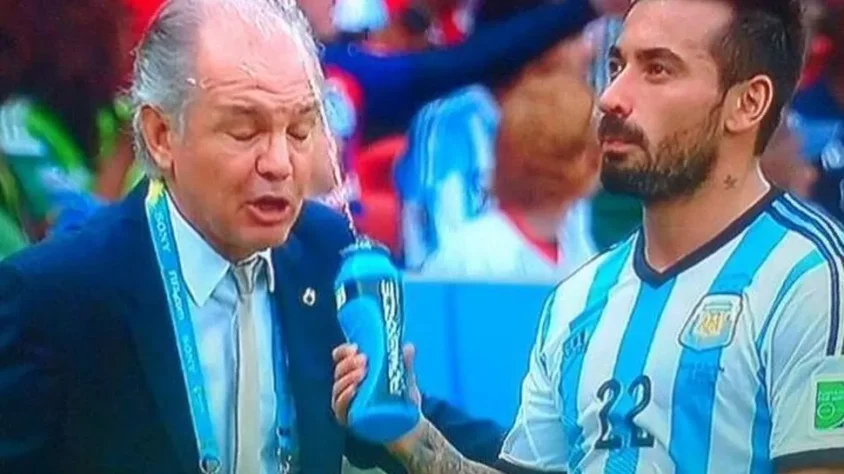 Uma das cenas mais emblemáticas da Copa sem dúvida é a do atacante argentino Ezequiel Lavezzi soltando um jato d'água na cara do então técnico da Seleção argentina Alejandro Sabella, durante a partida entre Nigéria e Argentina. 