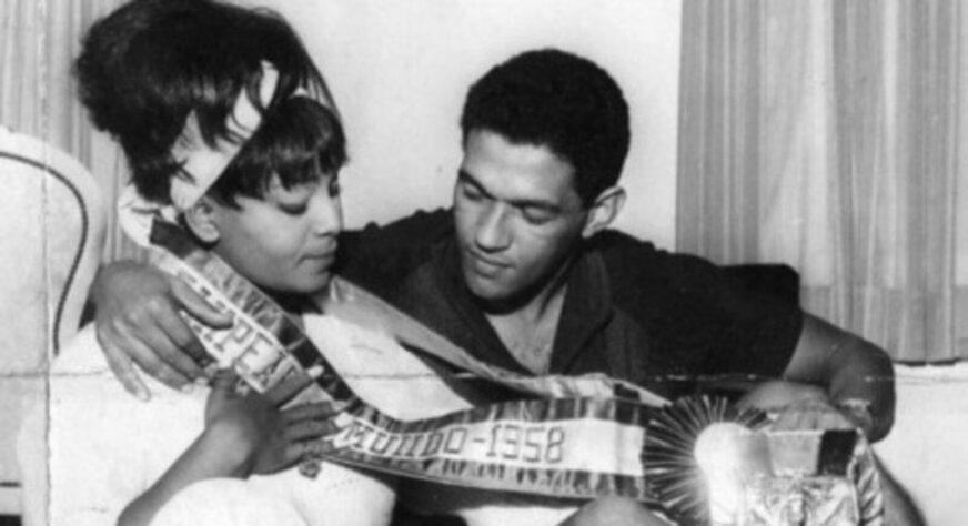 Garrincha e Elza Soares: Um clássico! Casados por 16 anos, o 'anjo das pernas tortas' e a talentosa cantora de samba já foram até homenageados no carnaval do rio, pela Mocidade Independente de Padre Miguel em 2020.