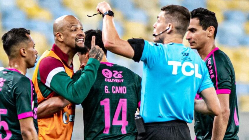 No banco de reservas durante o jogo Fluminense x Corinthians pelo Brasileirão 2023, Felipe Melo se descontrolou com um cartão amarelo dado pelo árbitro Paulo Cesar Zanovelli da Silva. Ele foi para cima do árbitro e lhe deu uma peitada, o que resultou em sua expulsão.