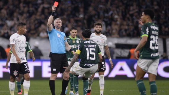 O zagueiro Murilo foi expulso do clássico entre Palmeiras e Corinthians no no Brasileirão 2023, aos 46 minutos do segundo tempo. Ele cometeu falta no atacante Yuri Alberto e, na sequência, questionou o árbitro Anderson Daronco pela marcação: "Você está de sacanagem". Ele recebeu o amarelo e o vermelho em seguida.