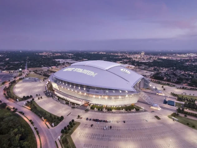 AT&T Stadium (Arlington): inaugurado em 2009, o "monumento" recebe jogos do Dallas Cowboys da NFL, e tem capacidade para 80.000 espectadores.  O estádio receberá três partidas (duas da fase de grupos e uma das quartas de final).