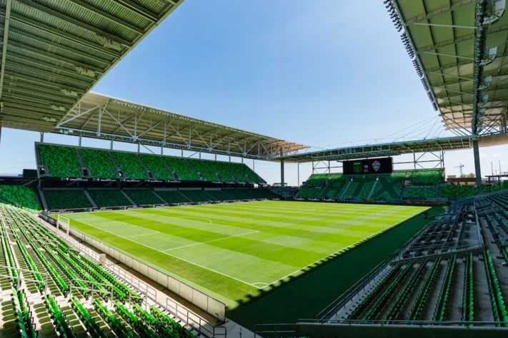 Q2 Stadium (Austin): inaugurado em 2021, o acanhado estádio serve de lar do Austin FC da MLS. O mesmo tem capacidade para 20.700 espectadores. Mesmo sendo pequeno, o Q2 Stadium foi escolhido para sediar 2 partidas da Fase de Grupos.