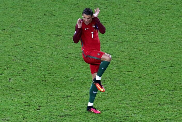 Até hoje não sabemos se era uma barata voradora, uma aranha, uma borboleta, mas sabemos que a imagem do CR7 se assustando dentro de campo RODOU O MUNDO e rendeu diversas montagens nas redes.