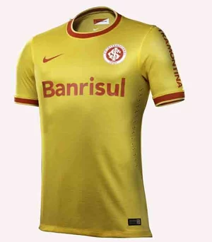 Não satisfeito com o DOURADÃO de 2009, o Internacional decidiu adotar o AMARELO para ser a terceira camisa do clube em 2014, mas tinha um motivo. A cor amarela foi escolhida para fazer uma homenagem a Seleção Brasileira, que iria disputar a Copa de 2014 em casa. Inclusive, o Beira-Rio foi palco de alguns jogos da Copa do Mundo daquele ano. Mas vamos combinar que ficou parecendo mais a embalagem de uma mostarda. 