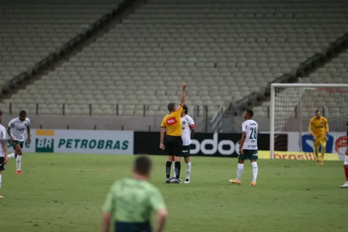 Gustavo Gómez foi expulso por reclamação no Brasileirão 2020 após discutir com o árbitro Marcelo de Lima Henrique nos acréscimos da derrota do Palmeiras para o Fortaleza, fora de casa.