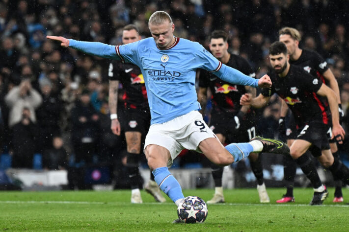 Mas, talvez a atuação mais assombrosa de Haaland com a camisa do City na Champions tenha sido contra o RB Leipzig, pelas oitavas da Champions 2022-23. O atacante marcou cinco gols em uma única partida. 