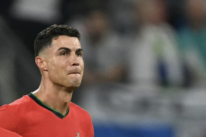 Após perder um pênalti que poderia ter eliminado Portugal na Eurocopa 2024, Cristiano Ronaldo desabou em campo e o choro de CR7 trouxe a tona a reflexão sobre a saúde mental de atletas. Relembre atletas que já levantaram essa bandeira;