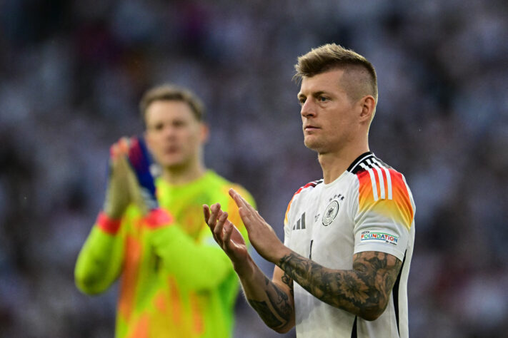 Toni Kroos, atualmente aposentado, em ação pela seleção alemã