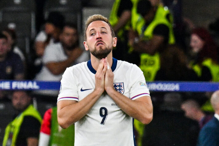 Aconteceu mais uma vez! No último domingo (14), Harry Kane perdeu a final da Eurocopa 2024 para a Espanha e adicionou mais uma vice para a a sua carreira. Relembre quantas vezes isso aconteceu!