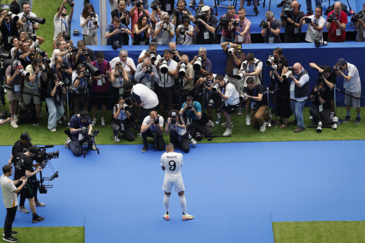 2º - Mbappé - Real Madrid (2024) - 75 mil pessoas