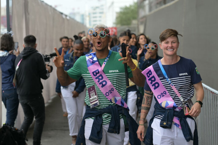 Isaquias Queiroz e Raquel Kochhann, porta-bandeiras do Brasil, lideram a delegação brasileira durante a Cerimônia de Abertura.