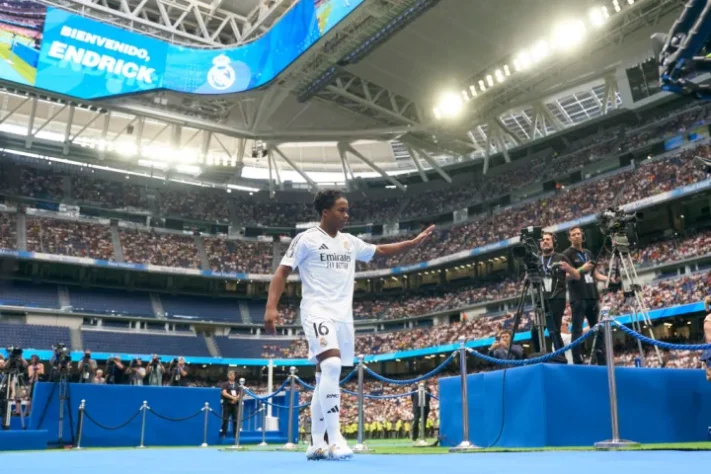 Após lendária apresentação de Endrick no Real Madrid, relembre os maiores públicos em apresentações na história do futebol: