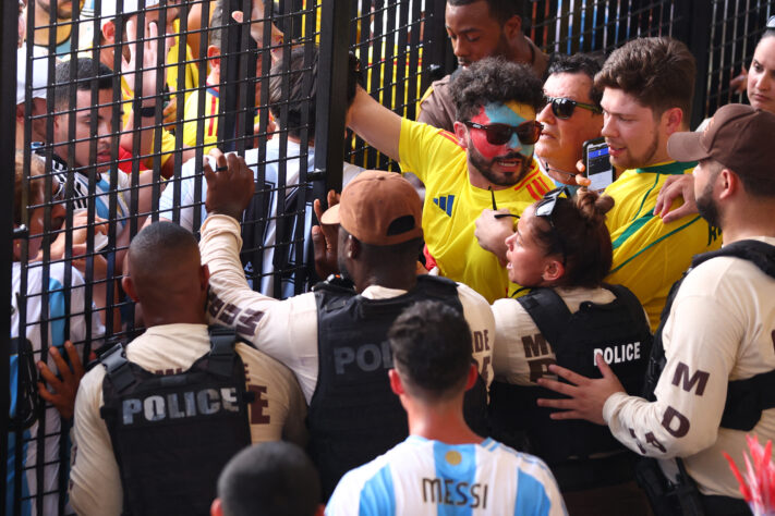 Argentinos e colombianos tentando entrar no estádio