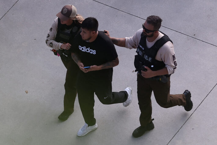 Policiais acompanham homem no estádio