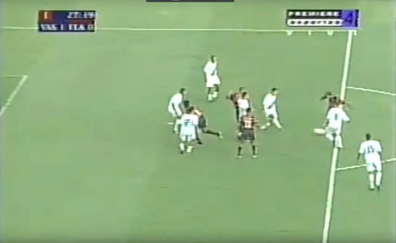 7- Encerrando a lista, o Lance! volta duas décadas no tempo. Em 2003, Fla e Vasco faziam jogo decisivo na Taça Guanabara, à época disputada em pontos corridos. O Gigante vencia por 1 a 0, com gol de Wellington, e tinha a vantagem do empate; na segunda etapa, Athirson deixou tudo igual, mas foi flagrado em condição de impedimento inexistente. Logo depois, Zé Carlos conseguiu marcar tento válido, que não seria suficiente para tirar o título do Vasco.