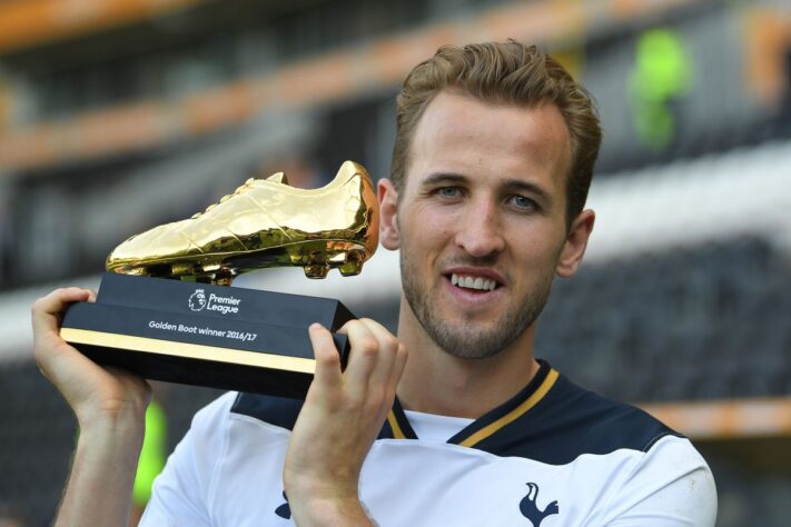 No auge de seus 24 anos, Harry Kane dispontava como o melhor atacante na Inglaterra. Em uma de suas melhores temporadas na carreira, o jogador terminou como Golden Boy, mas acabou ficando com o 2º lugar, na Premier League, com o Tottenham em 2016/17.