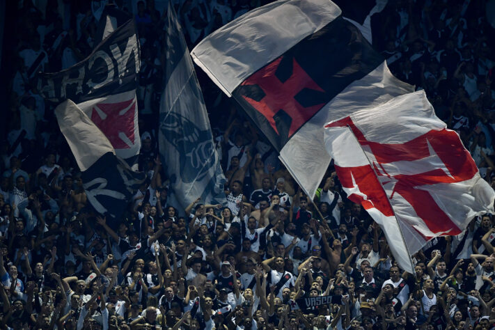 Nesta segunda-feira (26), o Vasco mostrou que é o "time da virada" e, com gol de Vegetti, venceu a partida contra o Athletico Paranaense pelo Brasileirão. O atacante argentino fez seu 27º gol com a camisa cruz-maltina, e está forte na disputa entre os maiores estrangeiros do clube. Confira o ranking dos jogadores estrangeiros com mais gols na história do Vasco da Gama.