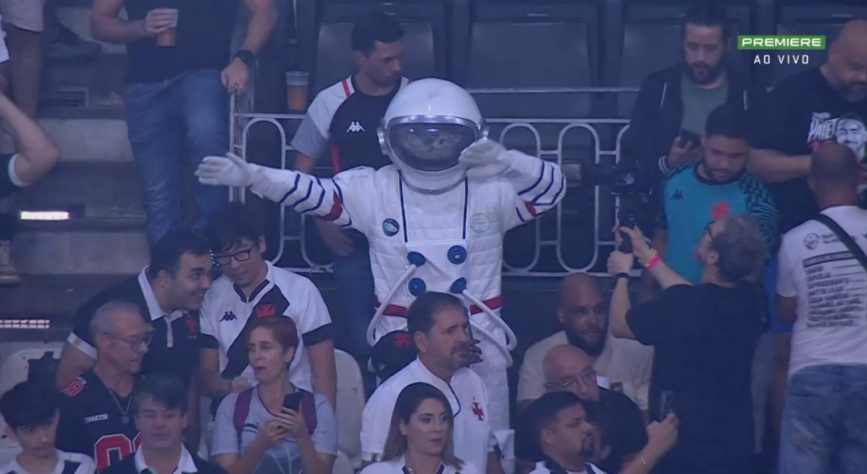 Astronauta foi visto em São Januário carregando um cartaz escrito: "Cuidem do Planeta Terra, só ele tem futebol"