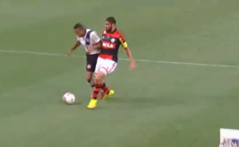 5- Mas engana-se quem pensa que os erros são apenas em favor do Flamengo. No Cariocão de 2015, os rivais empataram o primeiro jogo por 0 a 0, e o placar se repetia até meados da segunda parte do jogo da volta. Serginho, entrando em velocidade na área, dividiu com Wallace e se atirou no gramado, mas o pênalti foi marcado. Gilberto cobrou com precisão e classificou o Cruz-Maltino à decisão, onde superariam o Botafogo pelo título.