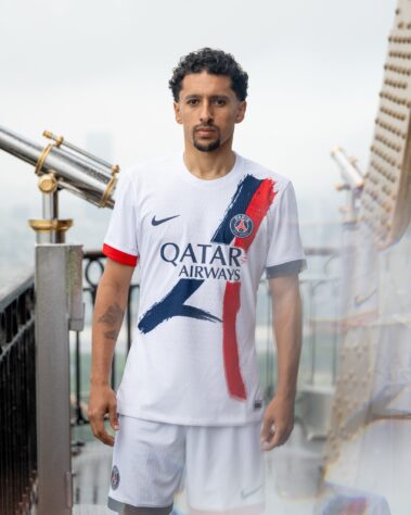 Na última terça-feira (02), o Paris Saint-Germain lançou a sua camisa de número dois para a temporada 2024-2025. O novo manto do time parisiense vem com um desenho da Torre Eiffel, cartão postal da cidade e presente no escudo do clube. O Lance! separou algumas camisas alternativas que o PSG já usou em temporadas anteriores.