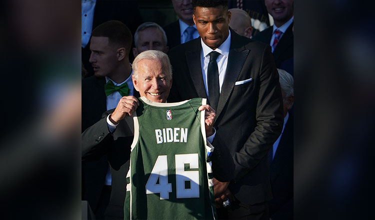 Joe Biden recebe o Milwaukee Bucks após título da NBA de 2021