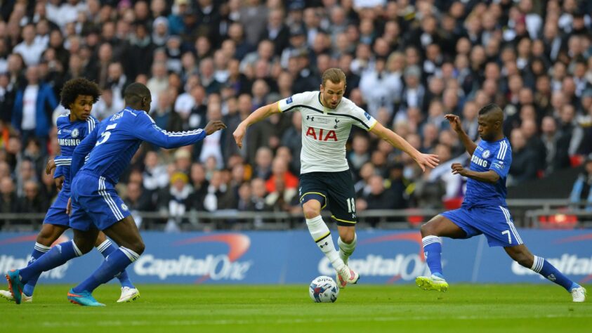 Copa da Liga Inglesa 2014/15 - O Chelsea foi o primeiro carrasco de Harry Kane em decisões. Na época, 2 a 0 para os Blues e Tottenham vice-campeão.