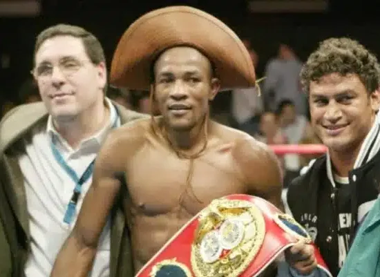 Waldemir "Sertão" Pereira: o baiano foi campeão mundial dos penas pela Federação Internacional de Boxe após vencer o tailandês Fahprakorb Rakkiatgym em 2006.