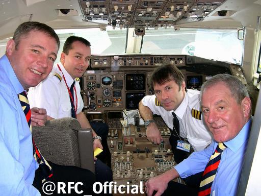 Companheiro de Steve, o vocalista do Iron, Bruce Dickinson é torcedor dos Rangers. Além de músico, Bruce é piloto de avião e já viajou com o time escocês