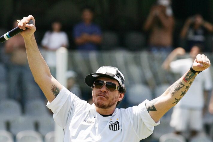 Chorão, do Charlie Brown Jr, era torcedor fanático do Santos. Nos últimos anos, o alvinegro praiano lançou duas camisas em homenagem a banda