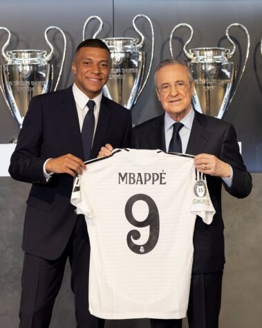 Kylian Mbappé é oficialmente jogador do Real Madrid! O astro francês assinou seu contrato com o clube espanhol e foi apresentado no Santiago Bernabéu, nesta terça-feira (16). Confira algumas imagens da apresentação do novo camisa 9: