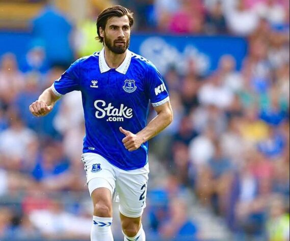 E por falar em volantes, o português André Gomes, ex-Barcelona, não teve o vínculo ampliado com o Everton e segue na busca por um novo clube. 