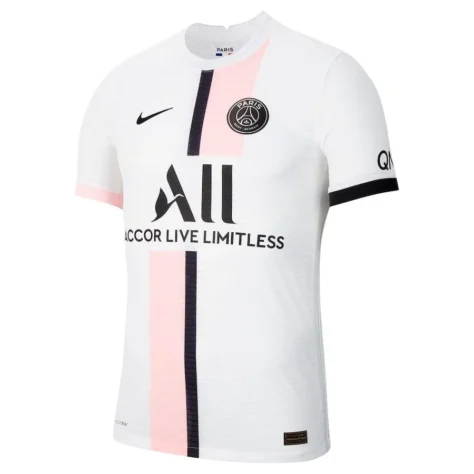 A segunda camisa do PSG para a temporada 2021-2022 foi bem diferente. Uma camisa branca com estampas em rosa e detalhes pretos. Bem diferente dos modelos tradicionais do clube.