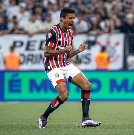 O volante Luiz Gustavo, que na época defendia o Wolfsburg (ALE), atualmente joga pelo São Paulo.