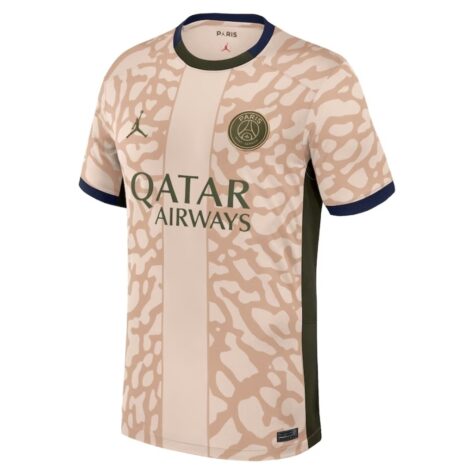 Para finalizar, a quarta camisa do Paris Saint-Germain na temporada 2023-2024 segue a mesma linha da terceira camisa, só que dessa vez com um tom rosé, além dos detalhes pretos e dourados.