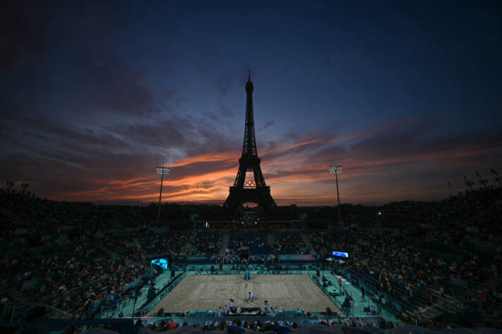 As disputas do vôlei de praia estão sendo realizadas no Estádio da Torre Eiffel, com o famoso monumento ao fundo, durante as Olimpíadas de Paris. O lindo visual da arena tem rendido grandes fotos; veja algumas a seguir.