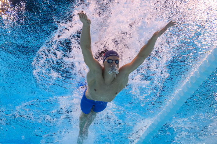 2- Léon Marchand, astro da natação, chegou com grandes expectativas, e correspondeu ao que se esperava. Nadando em casa, o francês adicionou cinco medalhas à sua coleção, e bateu recordes de Michael Phelps nos 200m e 400m medley, o que gerou grande comoção de seu povo.