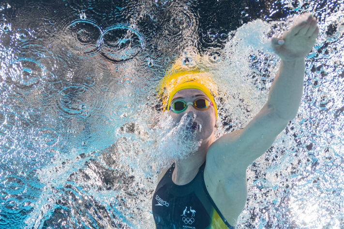 Cinco medalhas: Mollie O'Callaghan, nadadora australiana, com um bronze, uma prata e três ouros.