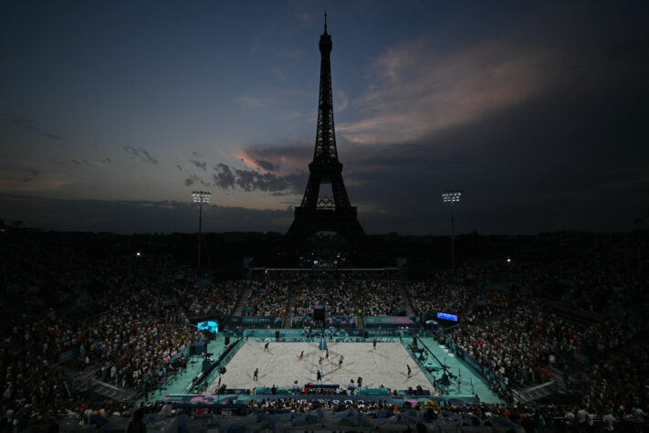 Visual do Estádio da Torre Eiffel durante partida entre Brasil e Espanha